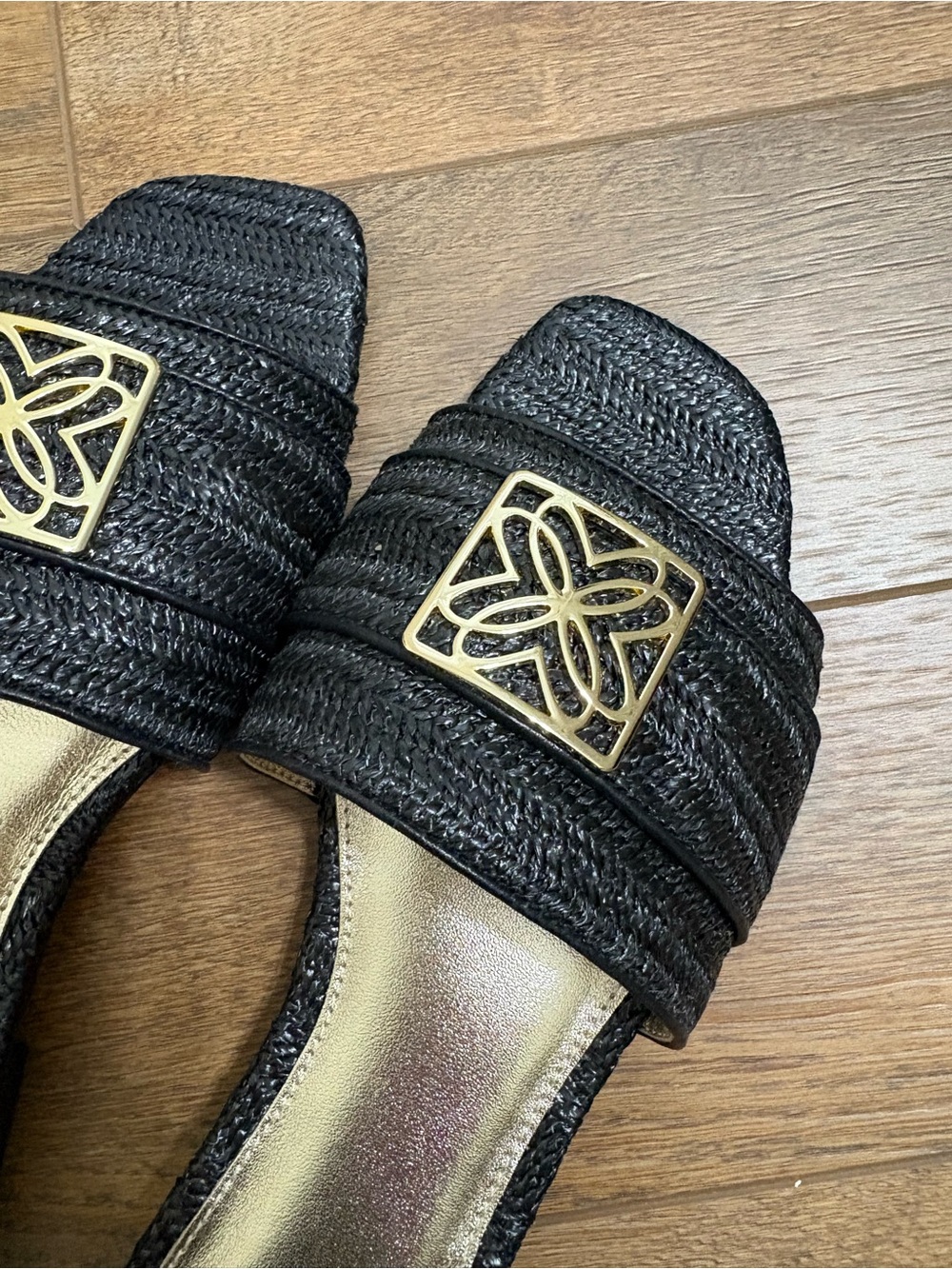 Lilly Pulitzer Black Slide Sandals with Gold Emblem Size 8 Women’s - Picture 9 of 11